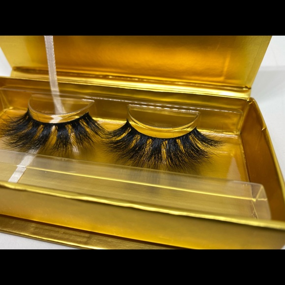 JHaley Beauty LLC Luxury Mink Lashes - Picture 5 of 10